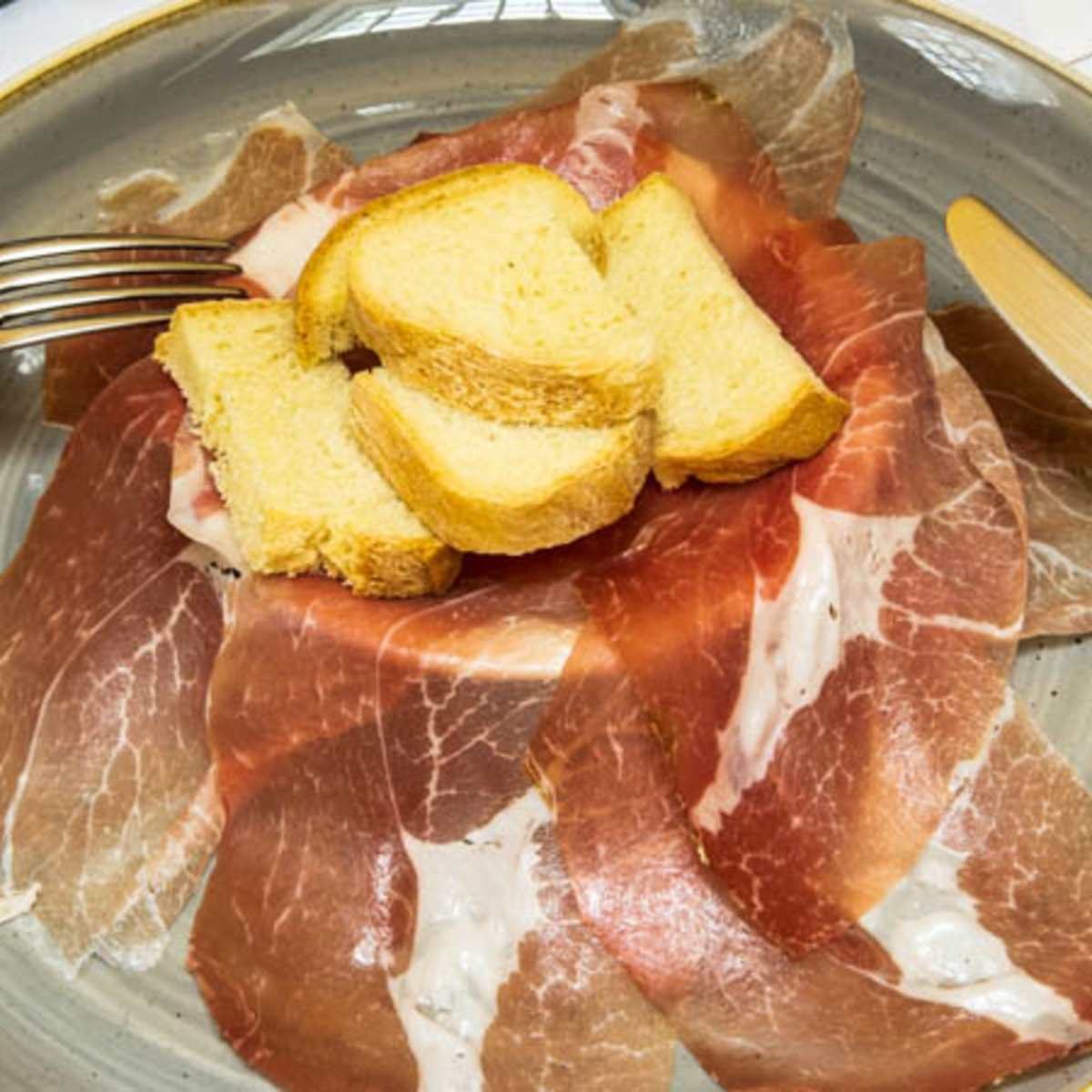Antipasto Cervetta con culatello e crescentine