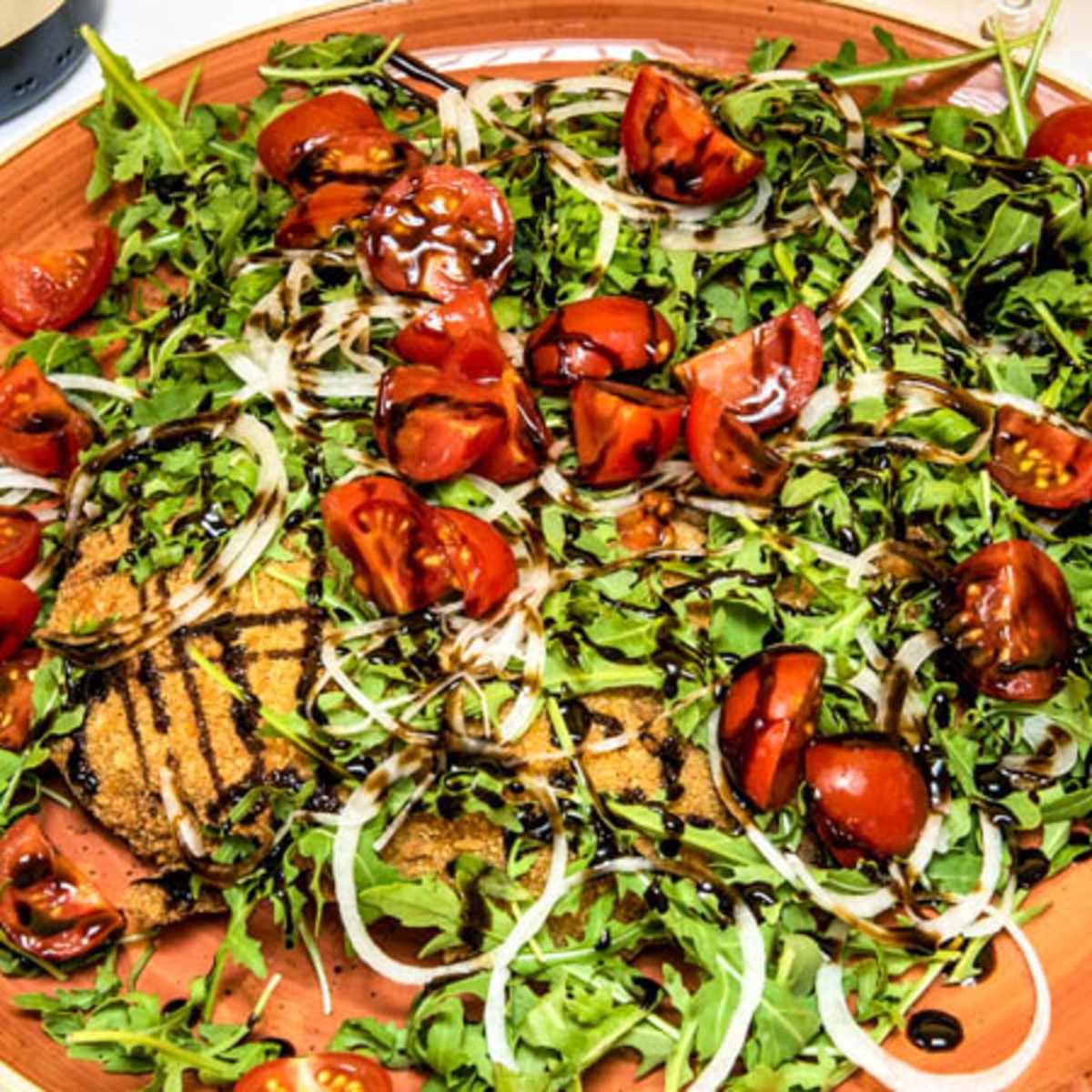 Cotoletta Cervetta con rucola, pomodorini, cipolla e aceto balsamico